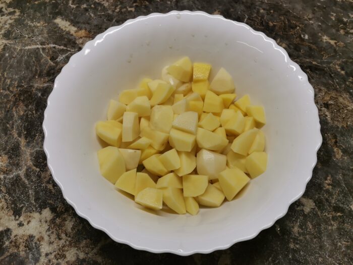 Curățați cartofii