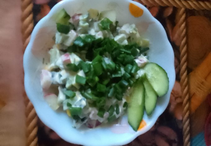 Salată de ridiche cu castraveți și ouă fierte poza