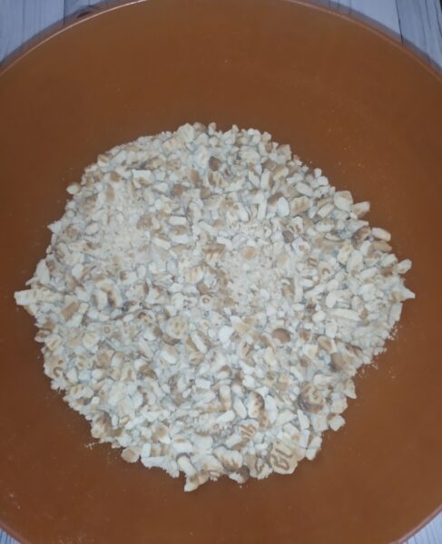 Aproximativ jumătate din biscuiți trebuie să fie zdrobiți