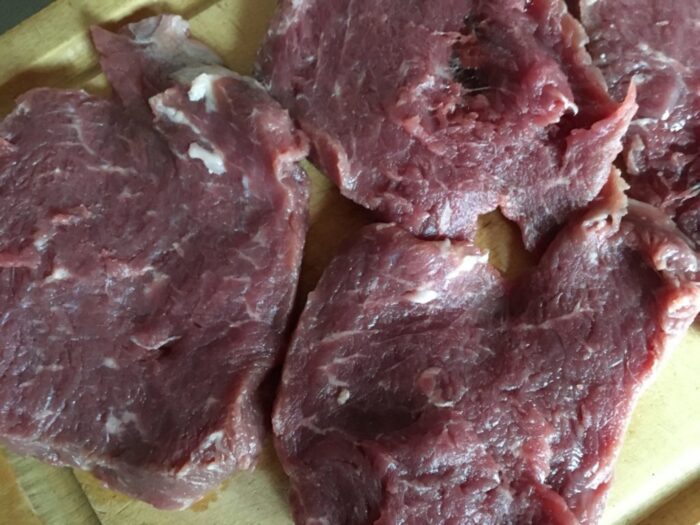 Tăiați carnea în plăci alungite