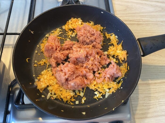 Adăugați somonul la legume