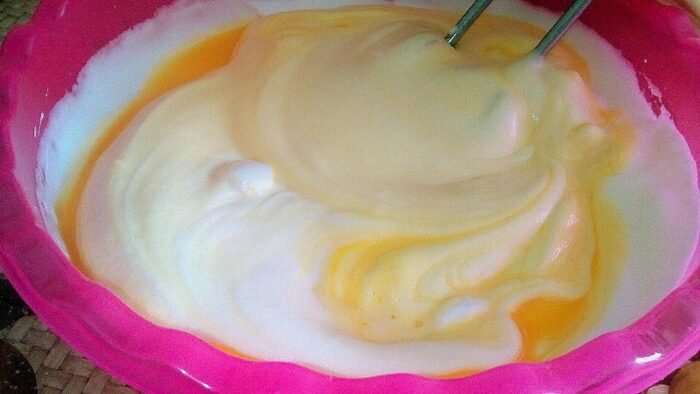 Se amestecă spuma de albușuri cu gălbenușurile