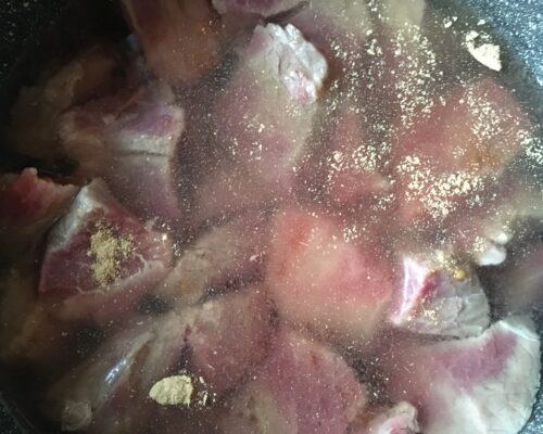 Se transferă carnea și se toarnă marinada