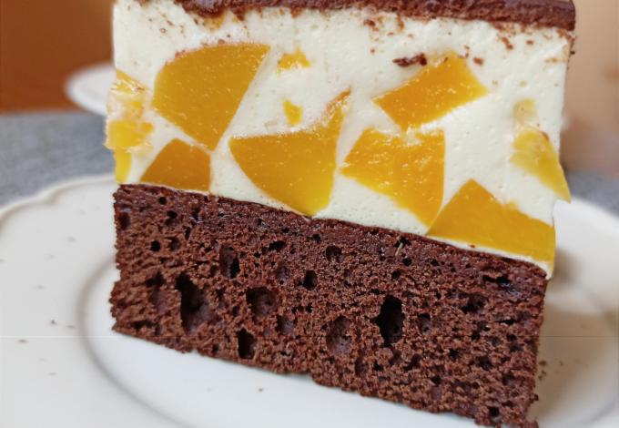 Tort cu piersici si ciocolata