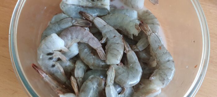 Clătiți creveții decongelați