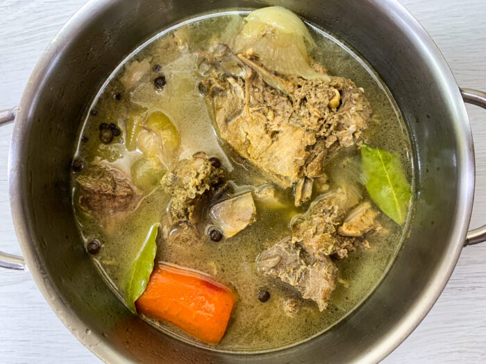 adăugați în tigaie foi de dafin și boabe de piper