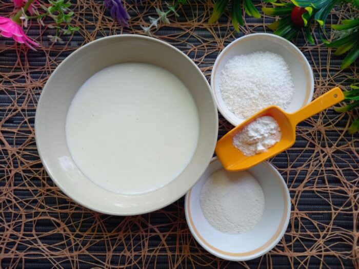 Se amestecă fulgii de nuca de cocos