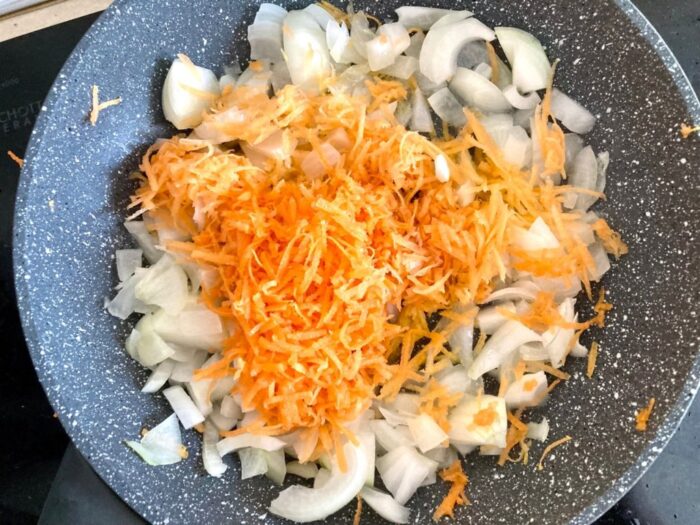 Adăugați morcovii rasi