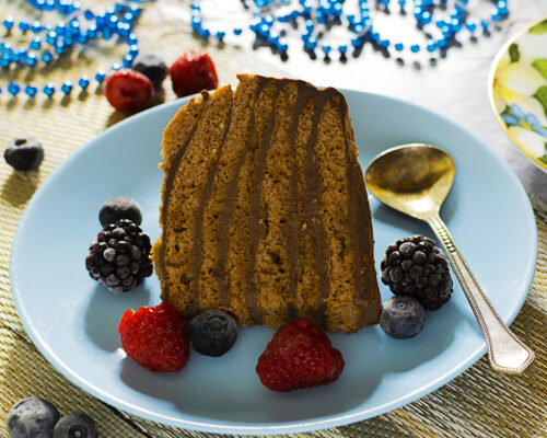 tort decorat cu fructe proaspete si cacao presarat