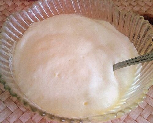 Se combină smântâna cu jumătate de pachet de praf de copt