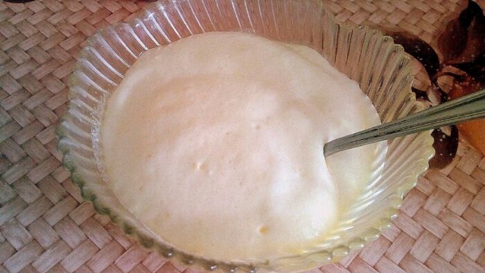 Se combină smântâna cu jumătate de pachet de praf de copt