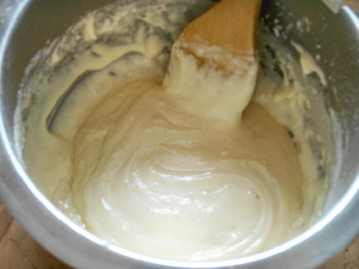 Se amestecă ușor cu o spatulă