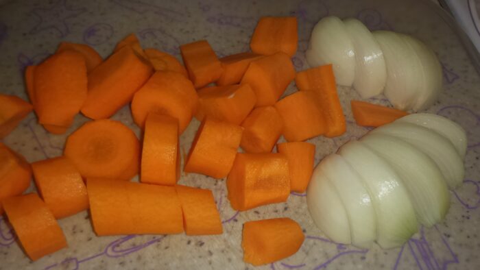 Se taie în cuburi mari legumele