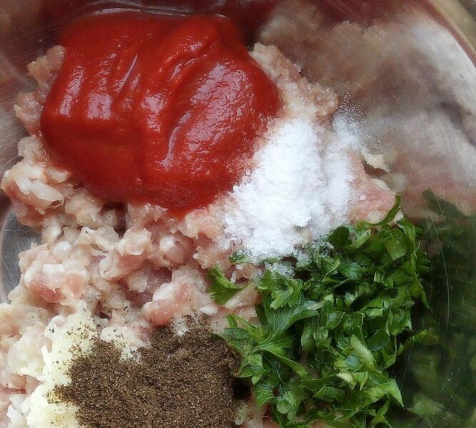 Se frământă aluatul elastic pe o suprafață de lucru