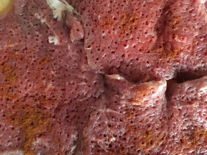 Se condimentează bucățile de carne