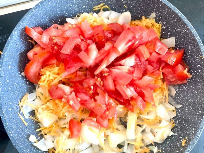 Tăiați roșiile în cuburi mici