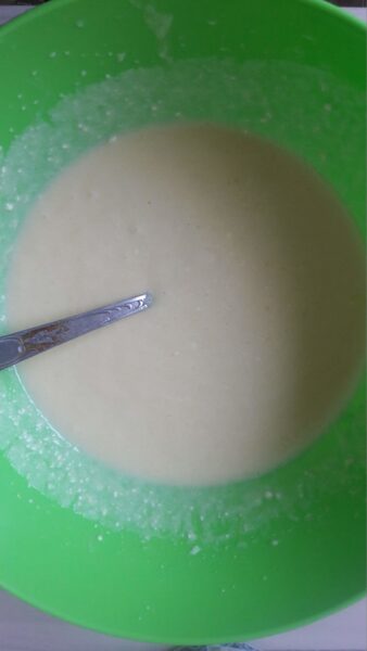 Se adaugă apoi brânza de vaci