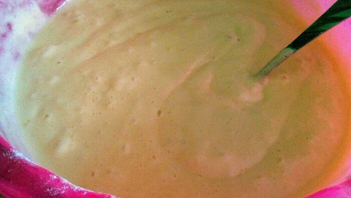 Se amestecă făina cu praful de copt rămas