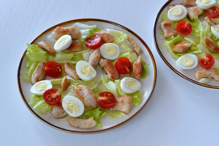 Se spală roșiile și se taie în două