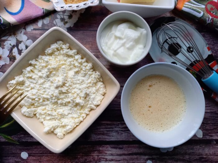 Se amestecă brânza de vaci cu iaurtul