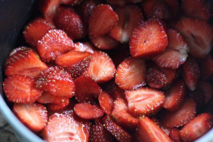 Se curăță și se spală căpșunile