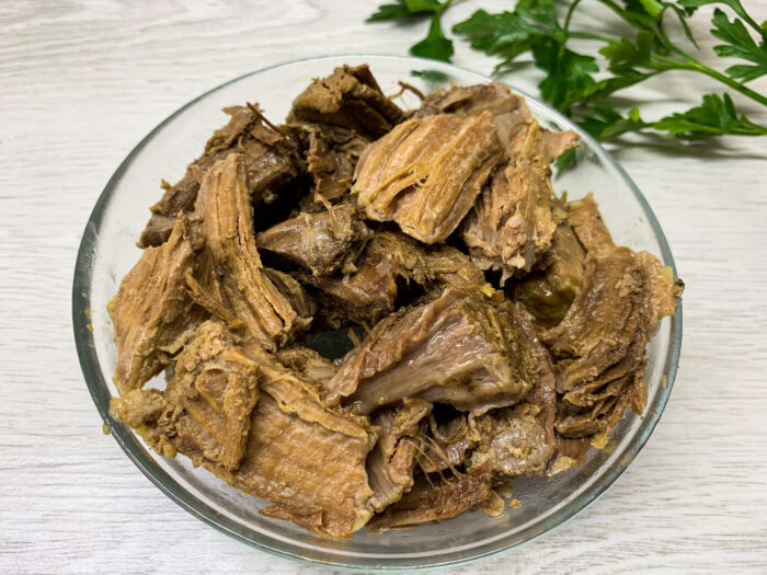 Scoateți carnea din bulion