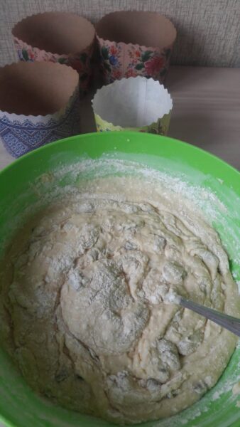 Se adaugă la amestecul de ouă și zahăr