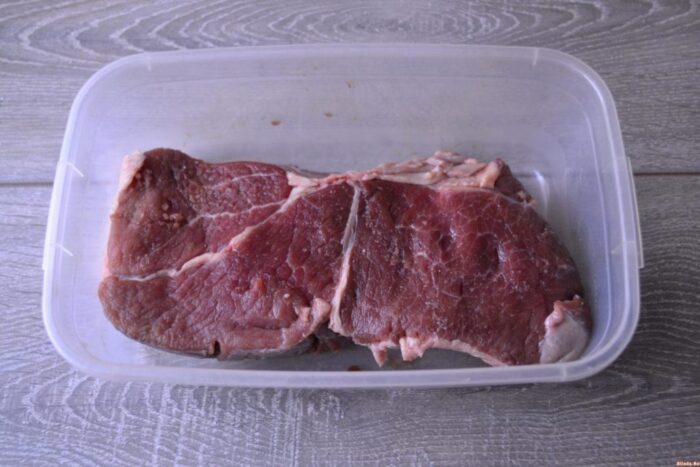 Transferați carnea într-un recipient