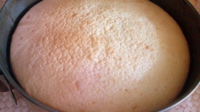 Se întinde aluatul într-o formă și se dă la cuptor