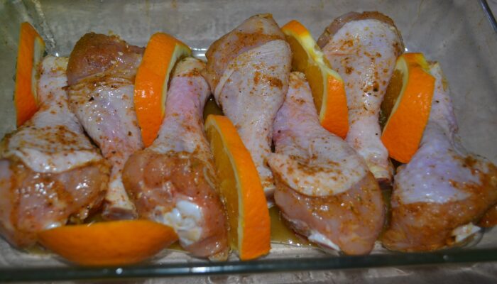 Aranjați pulpele de pui in tava