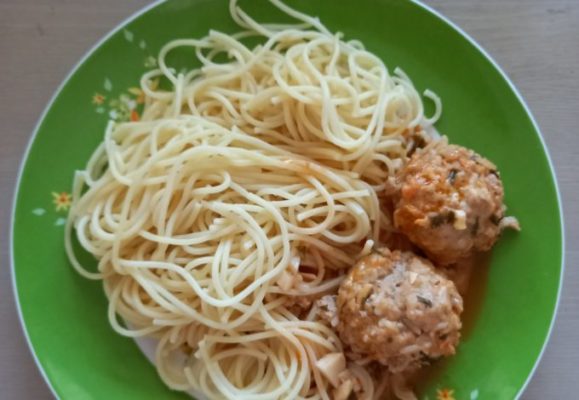 Spaghete cu chifteluțe în sos de roșii poza