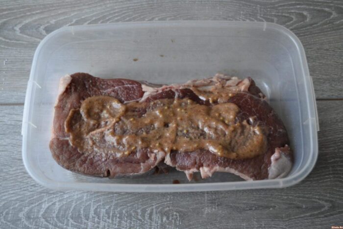 Turnați jumătate din marinadă pe carne