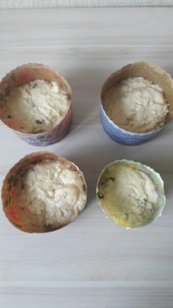 Puneți aluatul pe jumătate în forma