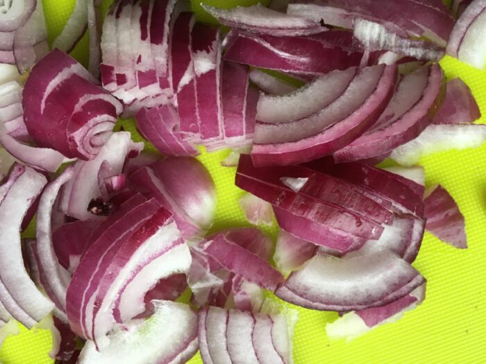 Se curăță și se taie ceapa