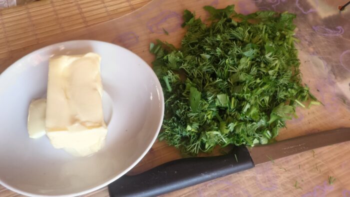 Tocati marunt mararul si patrunjelul