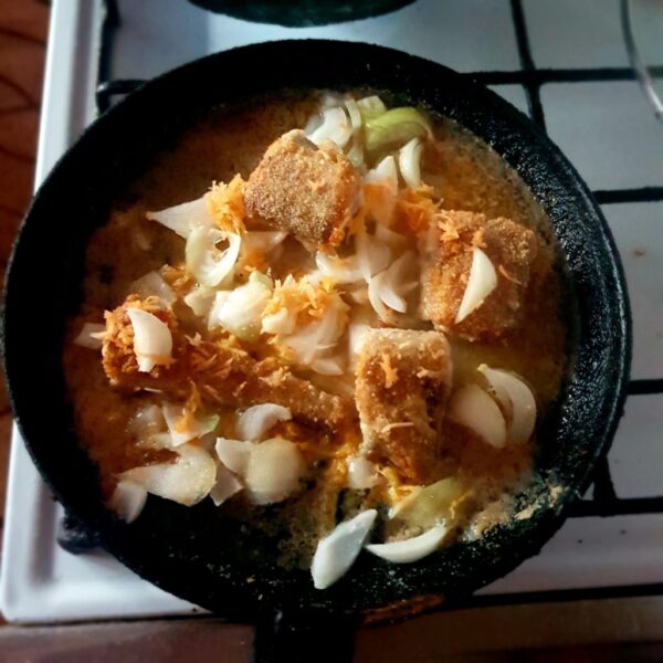 Se toarnă un pahar cu apă