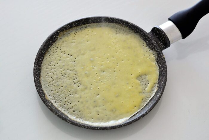 Preparare clătite pufoase – aranjare în tigaie