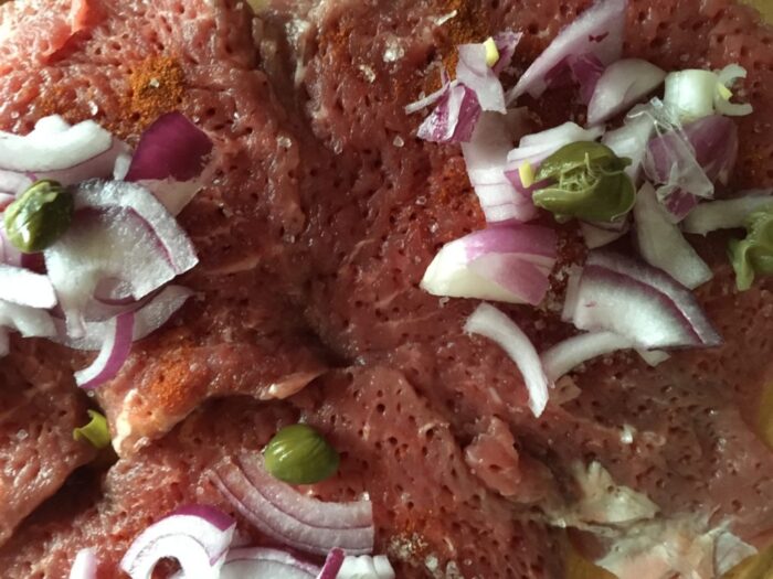 Se așază feliile de ceapă și caperele