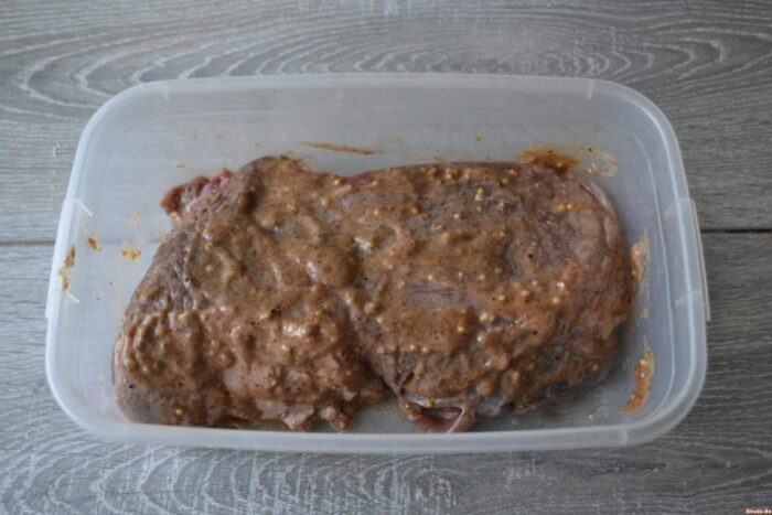 Întoarceți bucata și acoperiți toată carnea