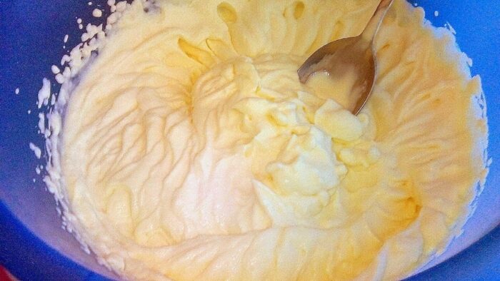 bateți smântâna cu zahărul într-o cremă aerisită