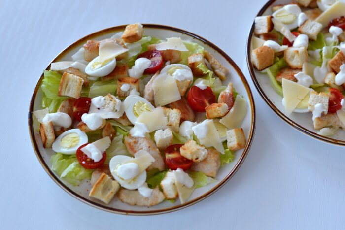 Întindeți dressingul peste salată.