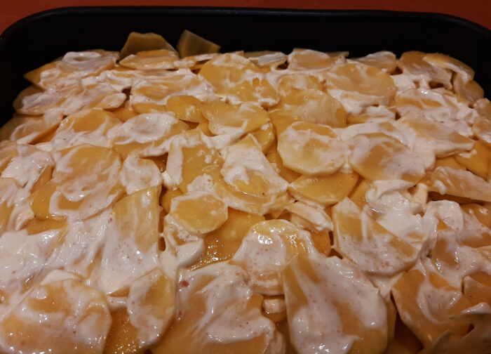 Ungeți stratul superior de cartofi cu maioneză