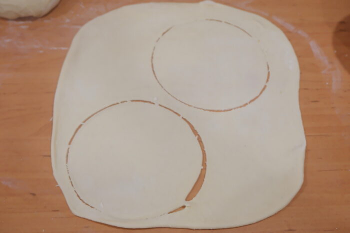 Întindeți aluatul într-un strat subțire