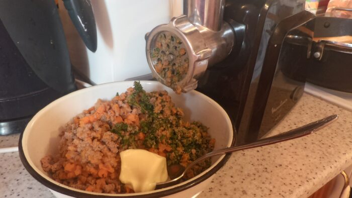 Treceti ficatul fiert si legumele gatite prin masina de tocat