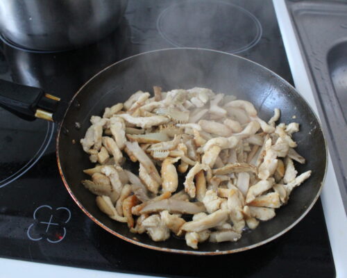 Adaugati ciupercile in tigaie