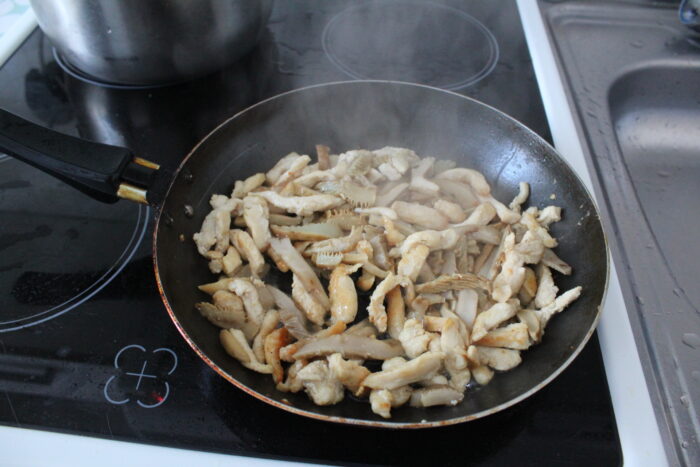 Adaugati ciupercile in tigaie