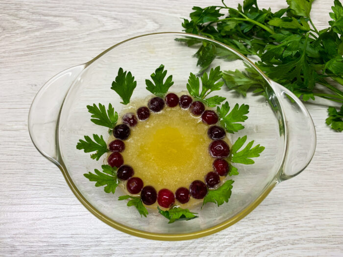 Combinați bulionul cu gelatina