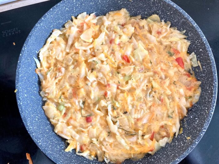 Puneți amestecul pregătit într-o tigaie