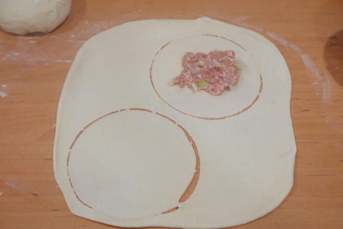 Puneți umplutura în centrul cercului