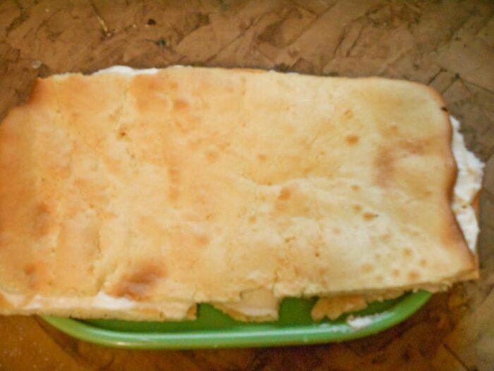 Tăiați biscuitul în două